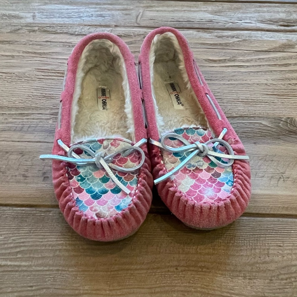Girls Minnetonka moccasin style slippers size 3.